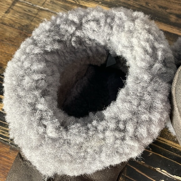 Egli’s sheepskin slippers. Never walked in. Cozy. Women’s 10/mens 8. Unisex - Picture 3 of 17